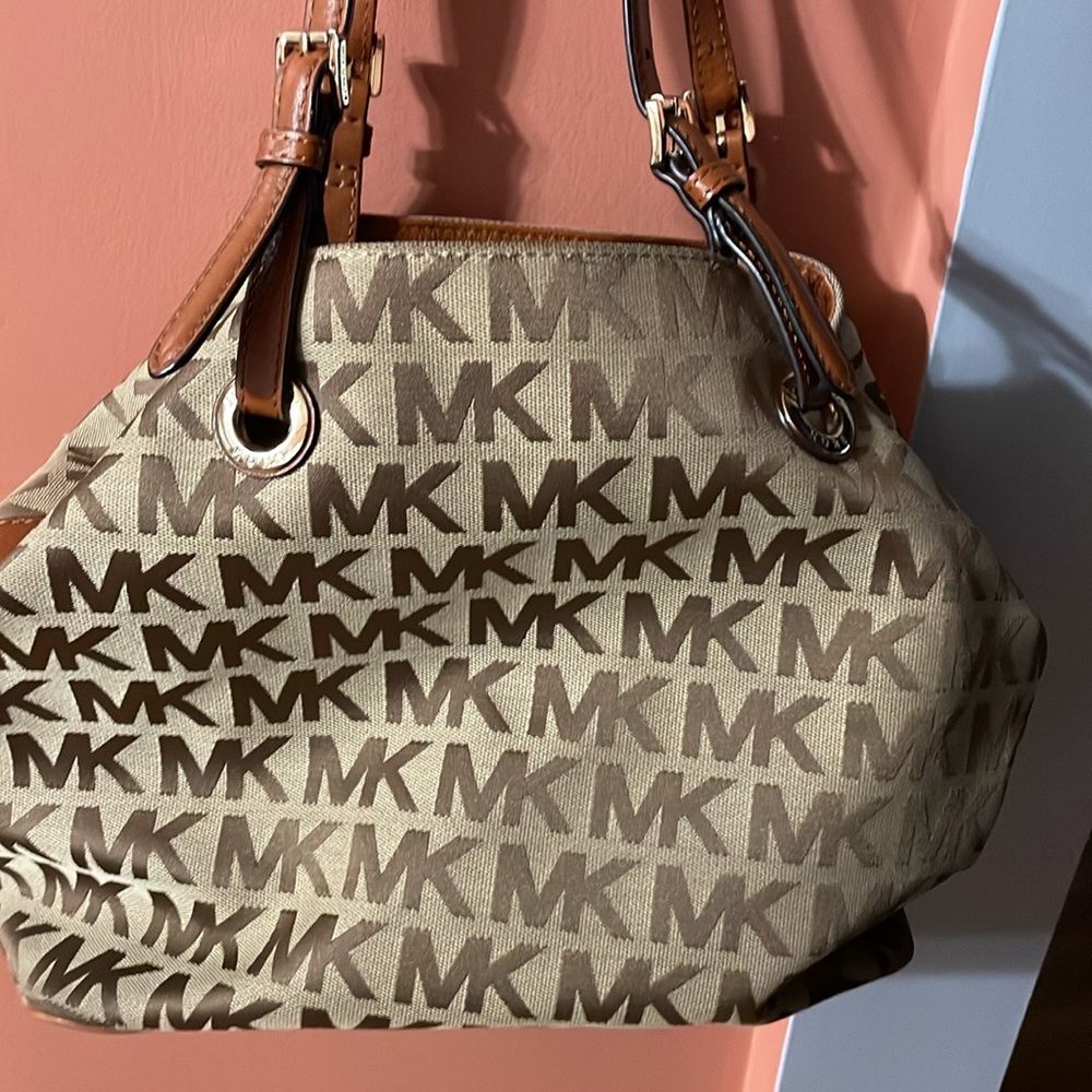Michael Kors Pocketbook with 4 inner side pockets. Roomy, well cared for.
